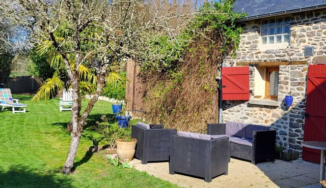 Pretty stone house with bucolic garden. A change of scenery guaranteed!