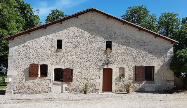 Pretty stone house with swimming pool in magnificent agricultural area