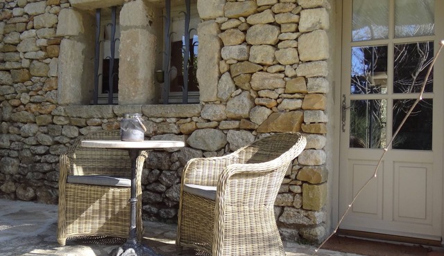 Pretty stone mazet for 2 people surrounded by a 2 hectare park