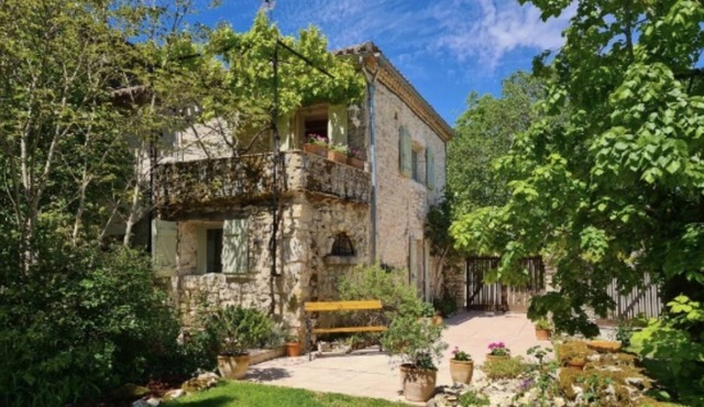 Pretty stone villa-heated and secure swimming pool-wooded garden of 2500 m2