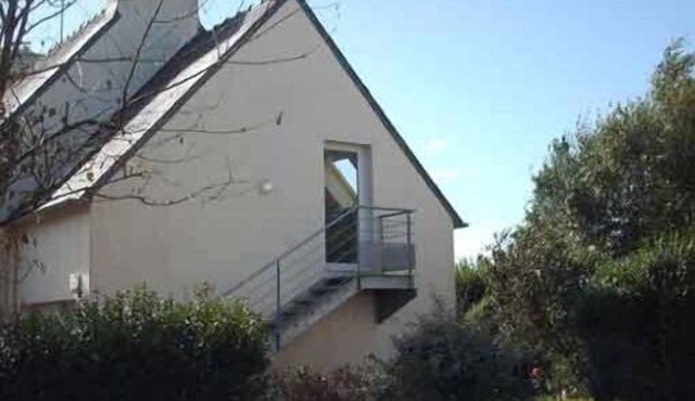 Pretty studio, mature property, all mod cons/sea/private access to beach