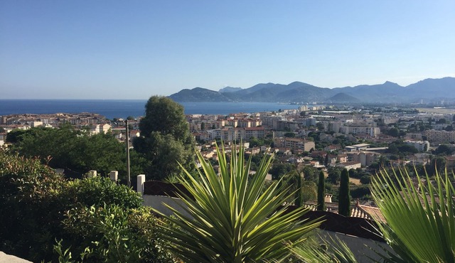 Pretty studio with calm on the heights of Cannes, 10 minutes from the Croisette.