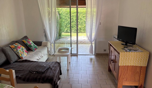 Pretty T2 house with terrace not overlooked and swimming pool