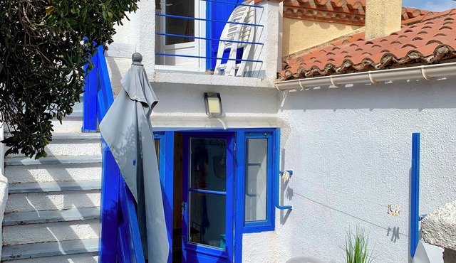 Pretty "TinyHouse" beach cottage with outdoor area and secure parking