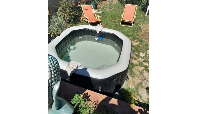 Pretty town house with courtyard/ parking and Jacuzzi access (pets welcome)