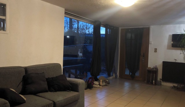 Pretty town house with large fenced garden to accommodate your pets.