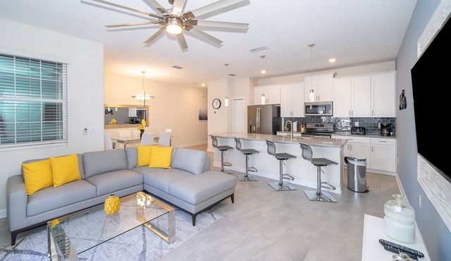Pretty Townhouse 4Bed/3Bath/Pool/5Min Disney
