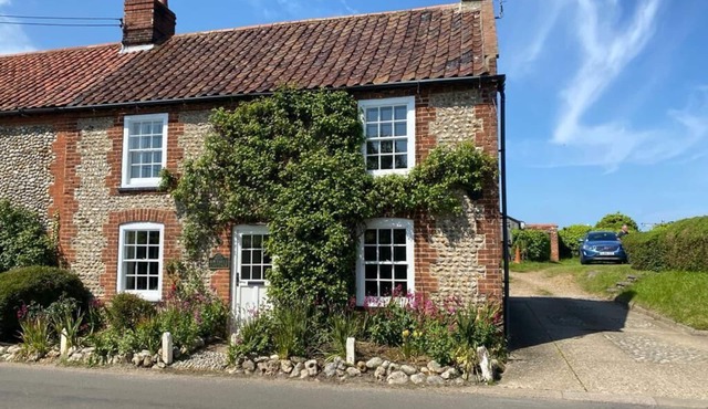 Pretty traditional brick and flint dog friendly country cottage 2 miles Blakeney