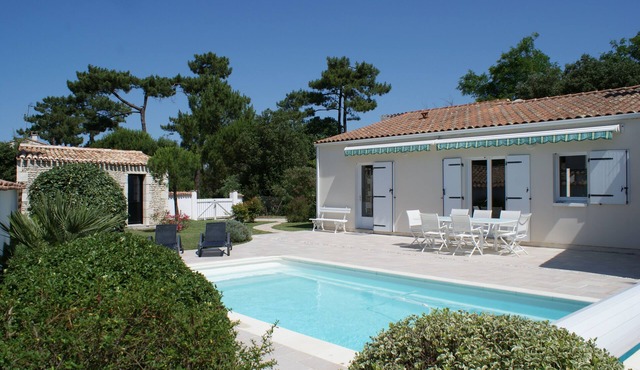 Pretty Villa with swimming pool, on the edge of the forest, close to the beach