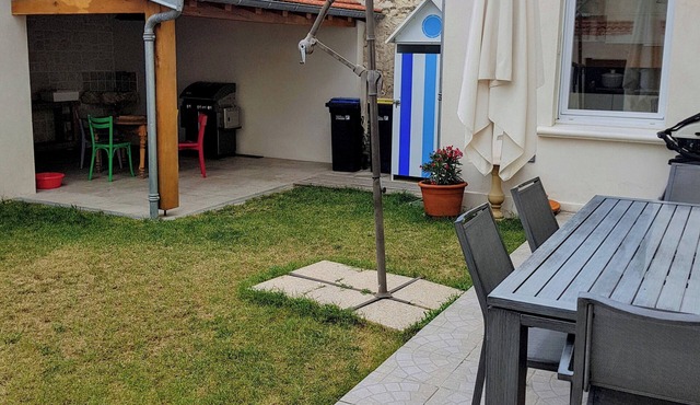 Pretty vacation home close to the beach and shops, not overlooked