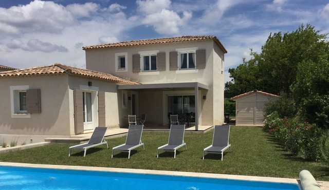 Pretty vacation rental with pool in Mouriès. Sleeps 8.