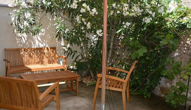 Pretty village house equipped with terrace and air conditioning. For 6 people