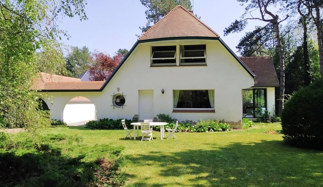 Pretty villa in the heart of a large garden in Hardelot-Plage.