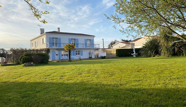 Pretty villa with large garden 2 steps from the beach
