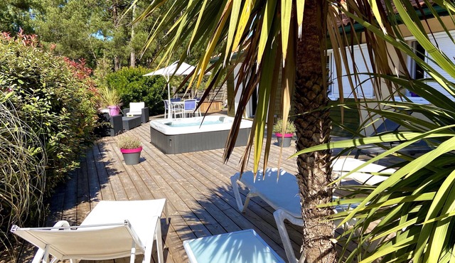 PRETTY VILLA JACUZZI HEATED, WIFI, renovated 2018 facing the golf LACANAU-OCEAN 6 p