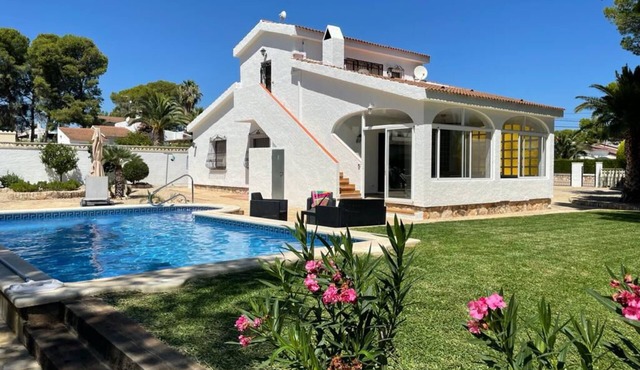 Pretty villa with swimming pool near the sea (200m)
