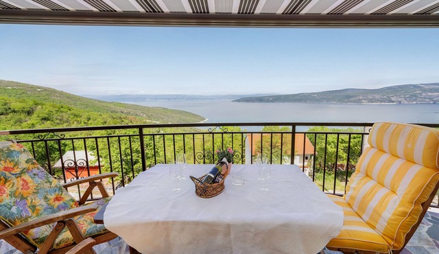 Pretty villa with above ground pool, magnificent sea views
