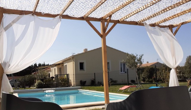 Pretty Villa with Pool between Nîmes and Avignon Near Pont du Gard