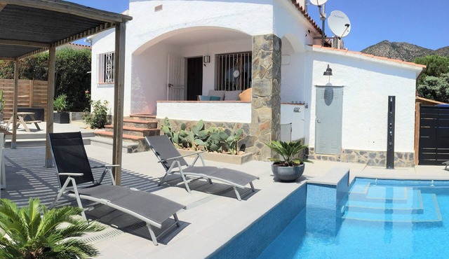 Pretty villa with private pool, close to the sea.