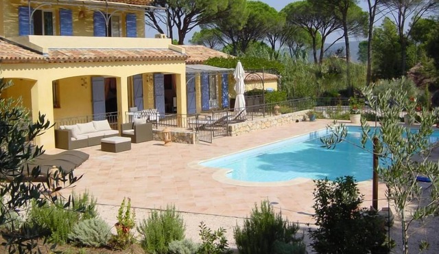 Pretty villa with swimming pool in the middle of the umbrella pines for 6 to 8 people