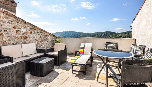 Pretty village house with Provençal charm halfway between Fayence (20 km) and Draguignan (18 km).