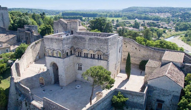 Pretty village house with private courtyard in Meysse, Ardèche.