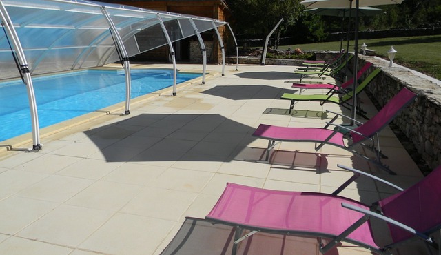 Pretty wooden houses, large swimming pool, guaranteed relaxation