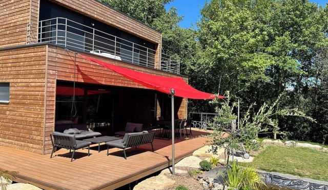 Pretty wooden house, green island in town center. 35 minutes from beaches