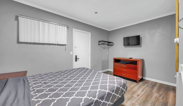 Private Getaway for 2 Near Dining and Entertainment