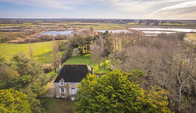 Price down: Magnificent 6-bedroom house 10 minutes from the beach