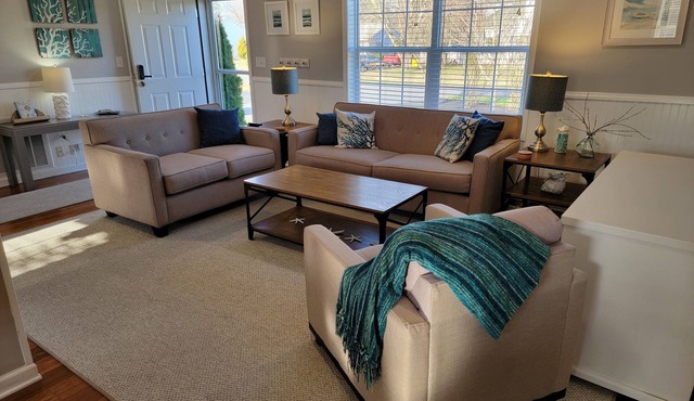 PRICE DROP - HIGHLY RATED! Cozy, single family home close to beach and golf