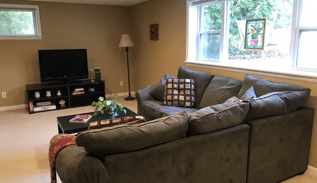 Price Drop!Minutes from DC!Huge, new reno’d apartment. Walk to shops, eateries!