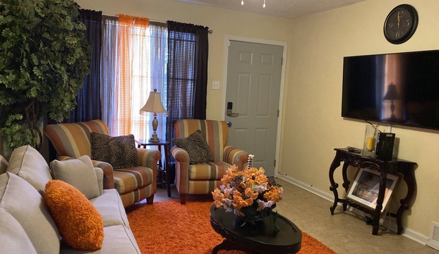 Price is right! Cute! & Cozy! 10 min from downtown Beale Street & Gra￼celand.