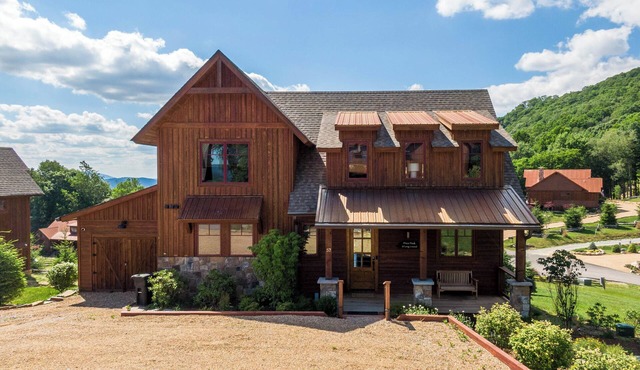 Price Peak - Eagles Nest Village, great views, hot tub, and pet friendly
