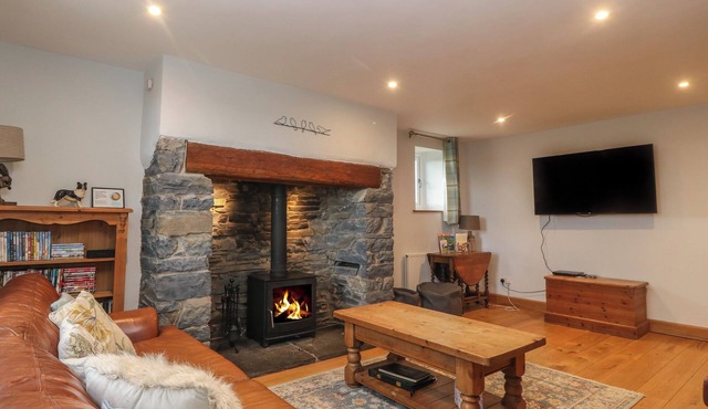PRIDDBWLL, pet friendly, character holiday cottage in Llansannan