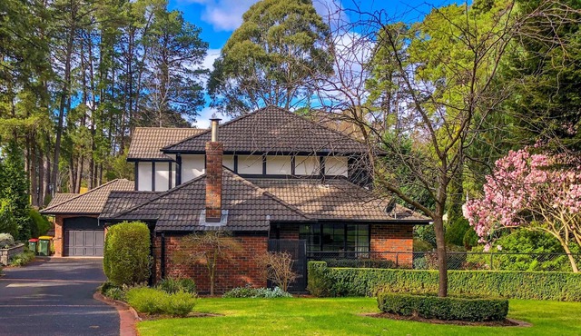 Pride Leisure Tudor House in Park Orchards