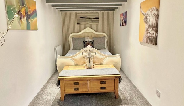 Priest Royd Nook - Beautiful Private Bedroom, Lounge & En-suite