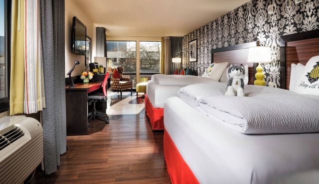 Prima Donna 2 King Jr Suite - Staypineapple, The Maxwell Hotel, Seattle Center