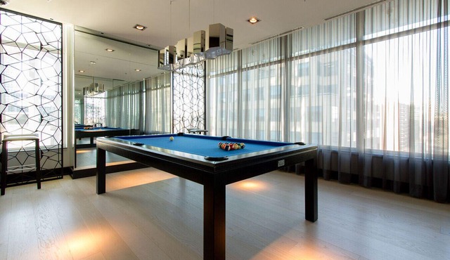 Prime 2BR Apt with Lovely Skyline Views and GYM