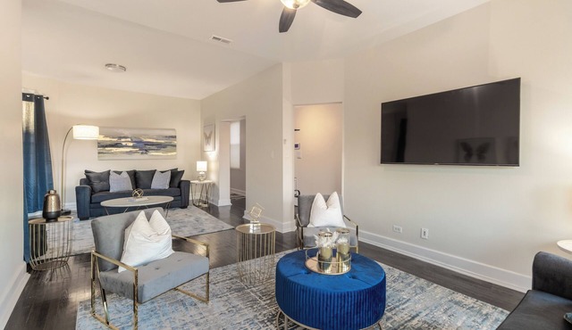 Prime 3BR/2BA in the Heart of Chicago. 10 mins to Dine & Downtown.