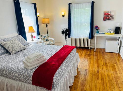 Prime and Precious location The Red House Room2