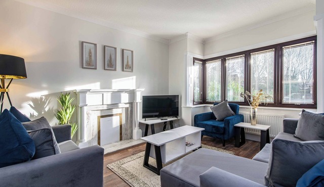 Prime Beeston 3-Bed House with Driveway & Wi-Fi