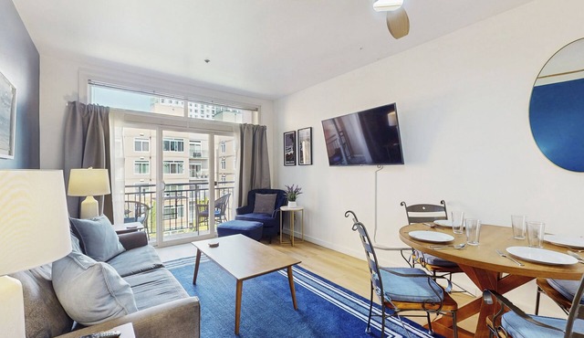 Prime Belltown/Downtown Location w/Balcony, Shared Pool/Hot Tub/Patio