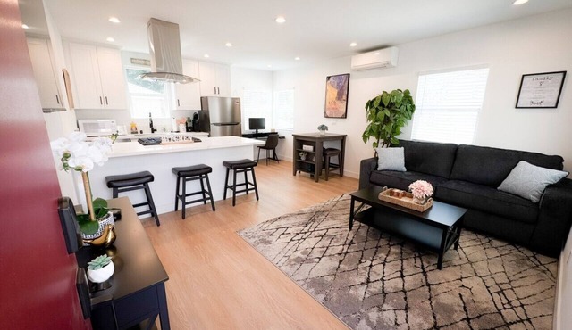 Prime Burbank Location – New 1 Bedroom Near Studios, Dining, Museums & More!