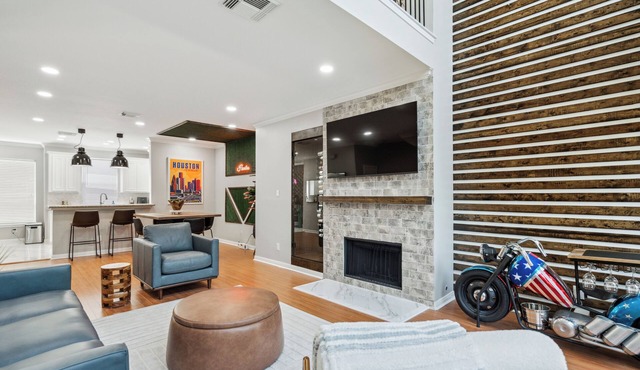Prime Central Location + GARAGE! 5 minutes to Downtown & Near Med Center & NRG