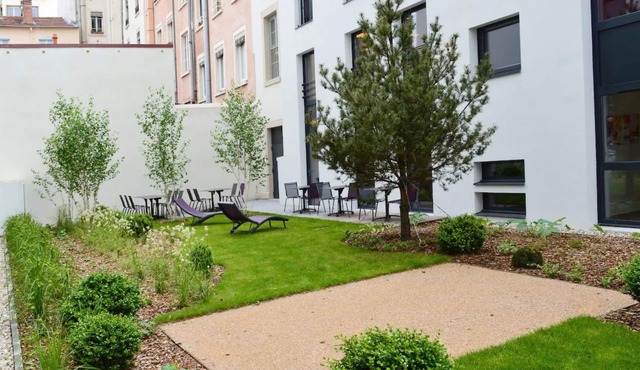 Prime Confluence District Retreat: Modern Amenities