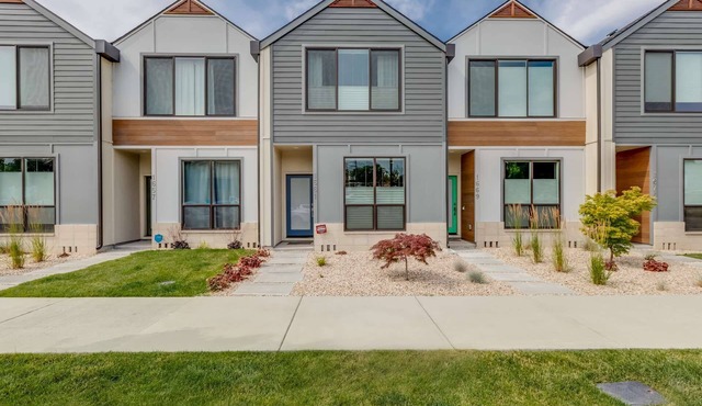 Prime Downtown Location: 2 Private Master Suites, Walk/Bike to Shopping, Dining, and Coffee!