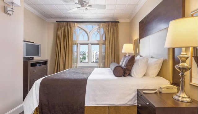 Prime Downtown Seattle Location- Historic Hotel- perfect for summer in the city