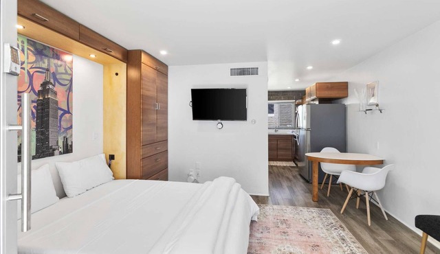 Prime DTPH Location w Pool and Parking