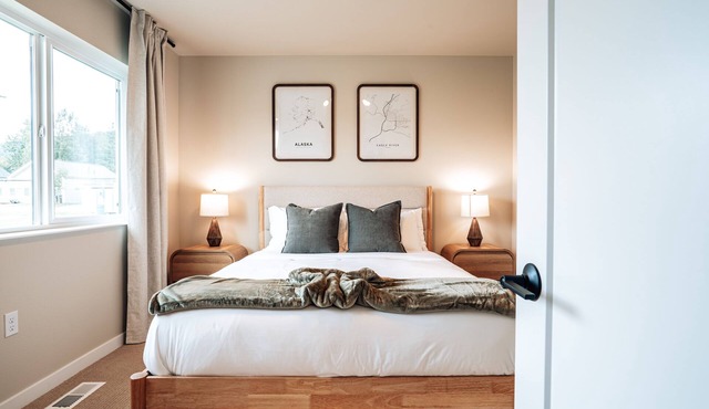 Prime Eagle River Stay : Walkable Location